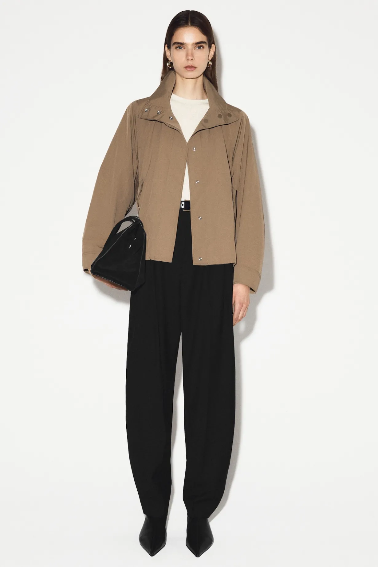 JACKE AUS NYLON MIT TRICHTERKRAGEN