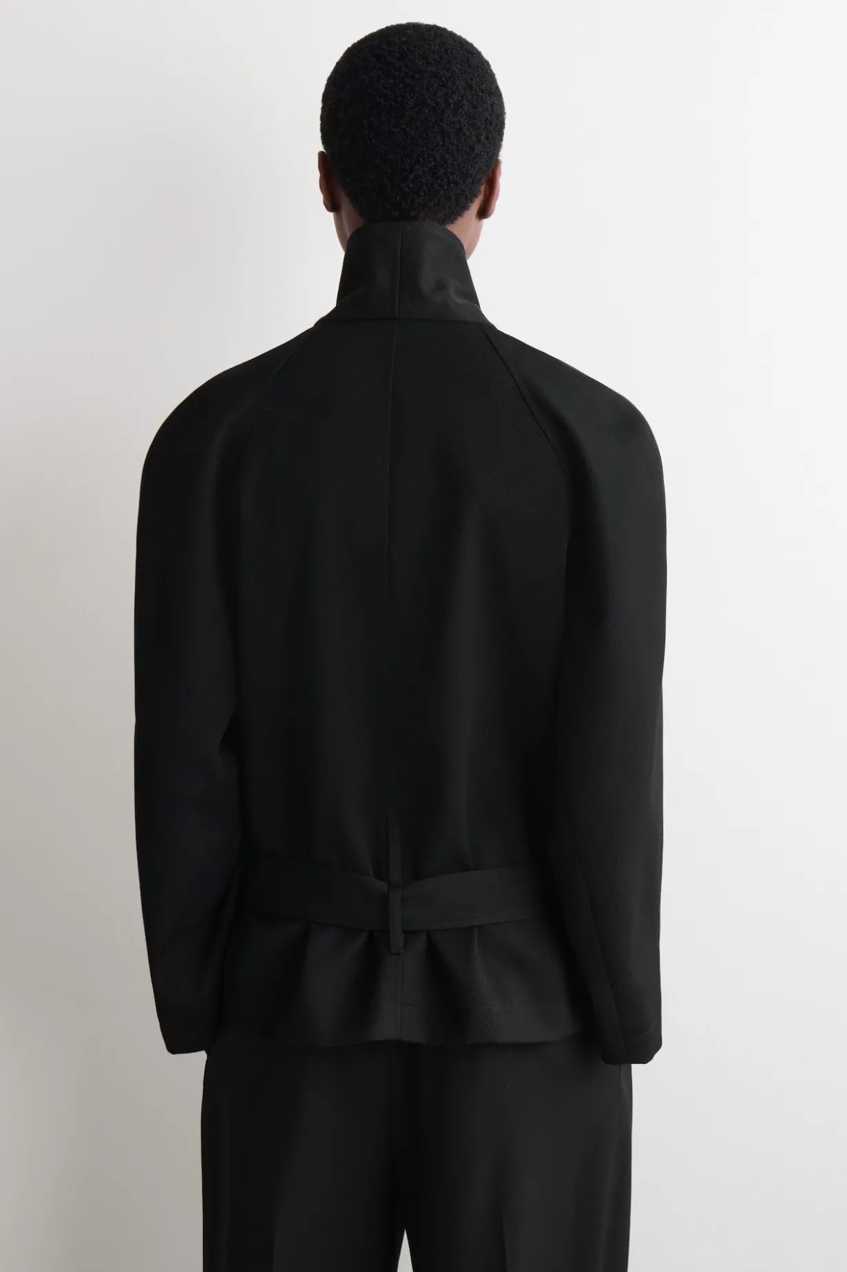 JACKE AUS WOLL-MIX MIT SCHALKRAGEN UND GÜRTEL
