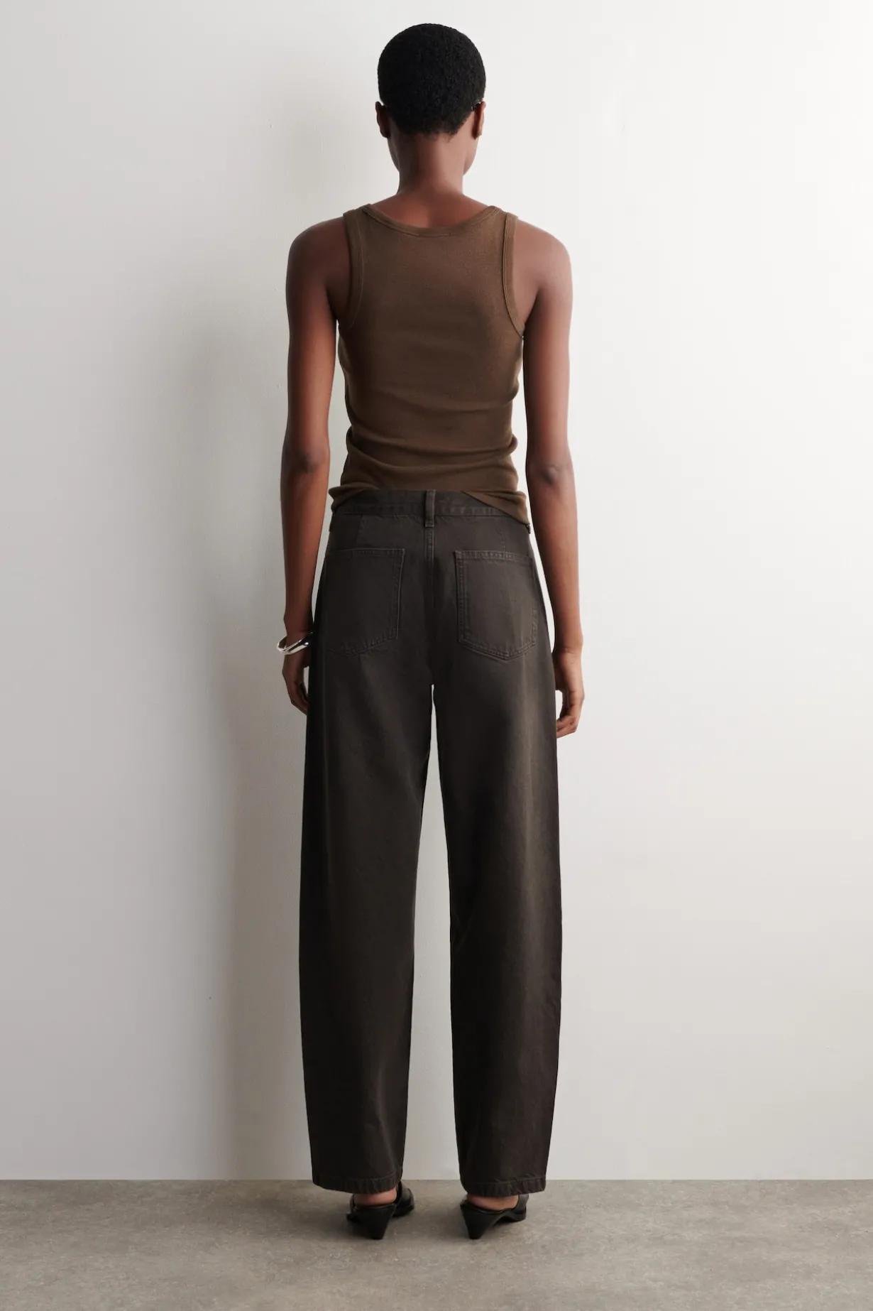 JEANS MIT GERADEM BEIN UND AUFGESETZTEN TASCHEN