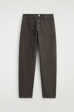 JEANS MIT GERADEM BEIN UND AUFGESETZTEN TASCHEN