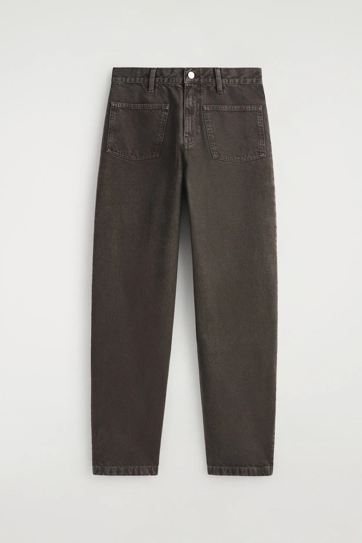 JEANS MIT GERADEM BEIN UND AUFGESETZTEN TASCHEN