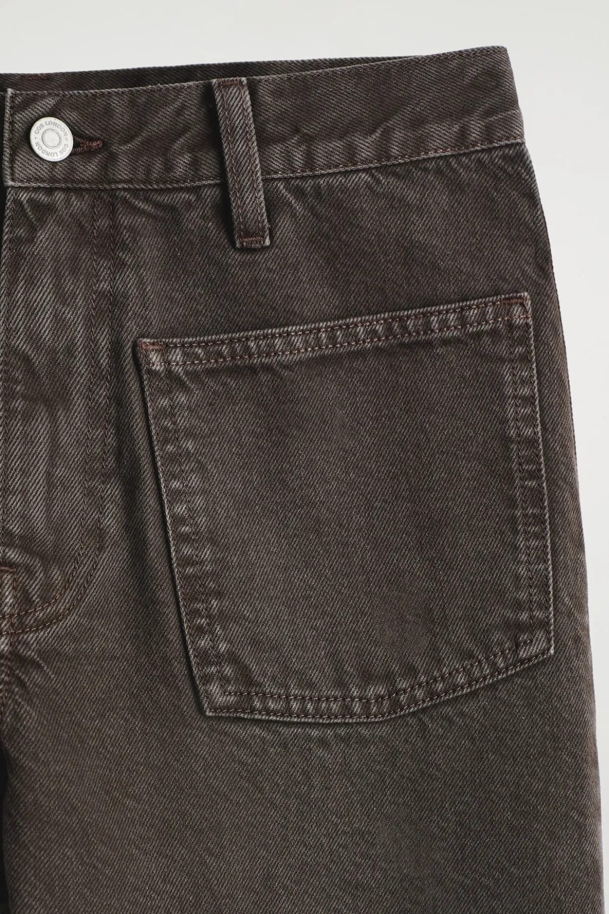 JEANS MIT GERADEM BEIN UND AUFGESETZTEN TASCHEN