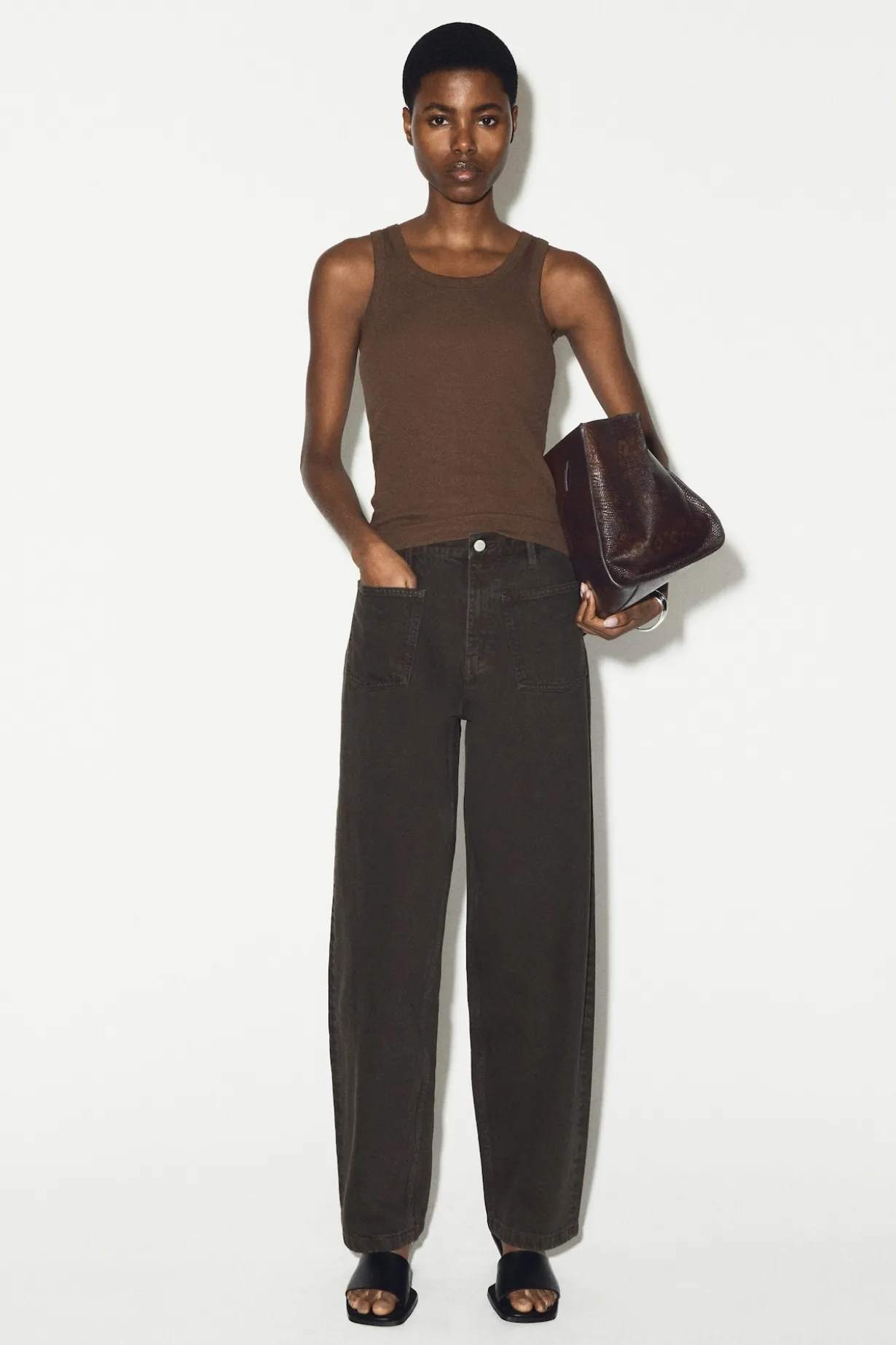 JEANS MIT GERADEM BEIN UND AUFGESETZTEN TASCHEN