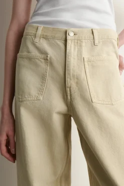 JEANS MIT GERADEM BEIN UND AUFGESETZTEN TASCHEN