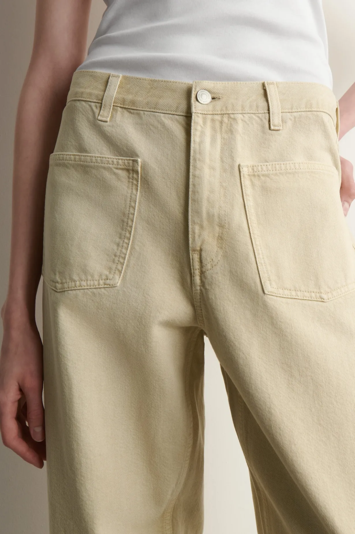 JEANS MIT GERADEM BEIN UND AUFGESETZTEN TASCHEN