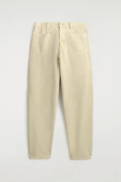 JEANS MIT GERADEM BEIN UND AUFGESETZTEN TASCHEN