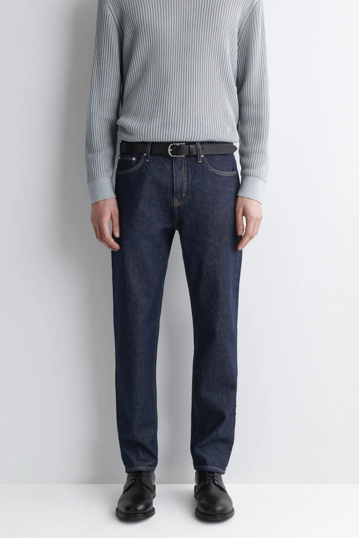 JEANS MIT SCHMALER PASSFORM UND GERADEM BEIN