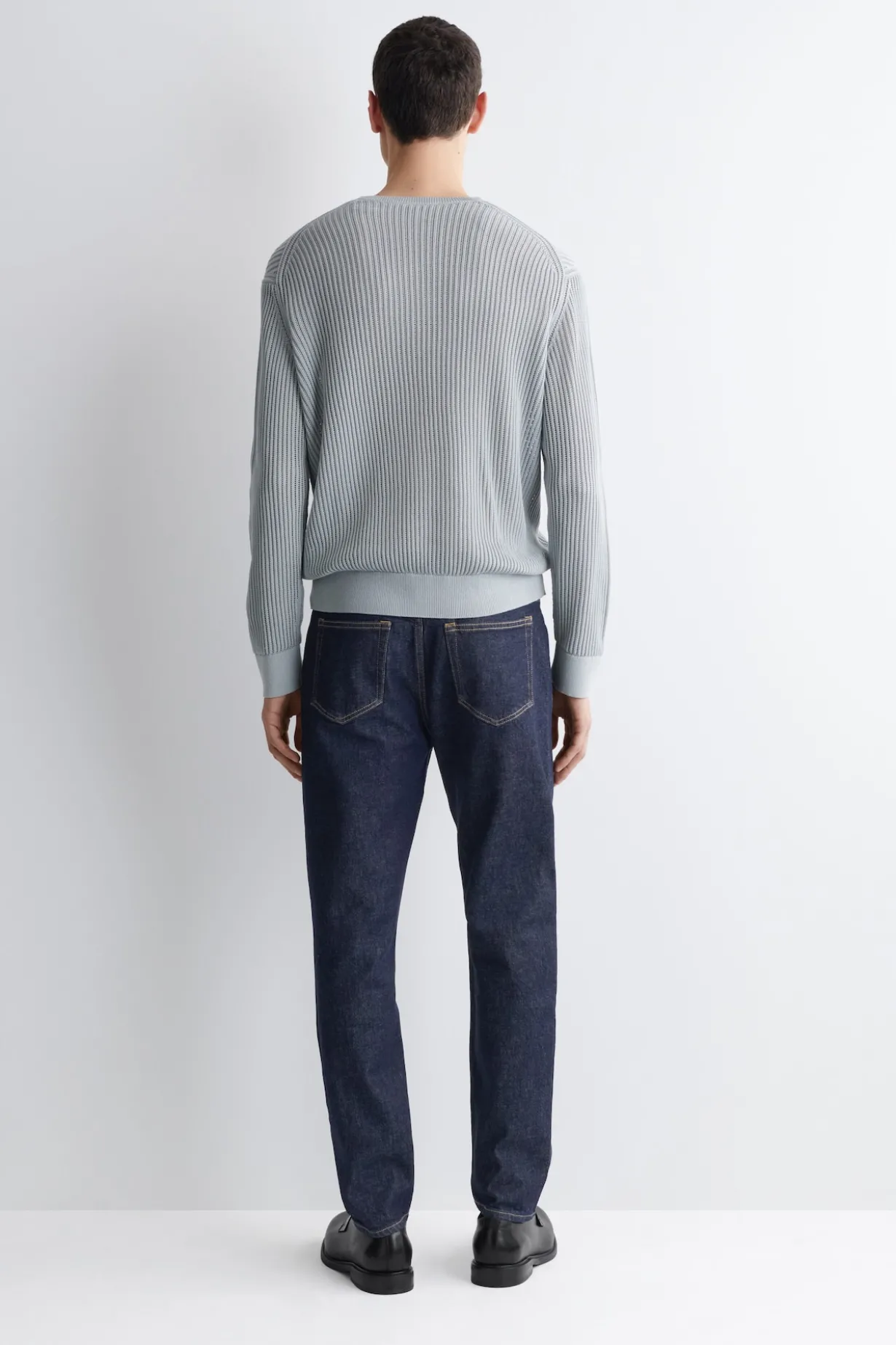 JEANS MIT SCHMALER PASSFORM UND GERADEM BEIN