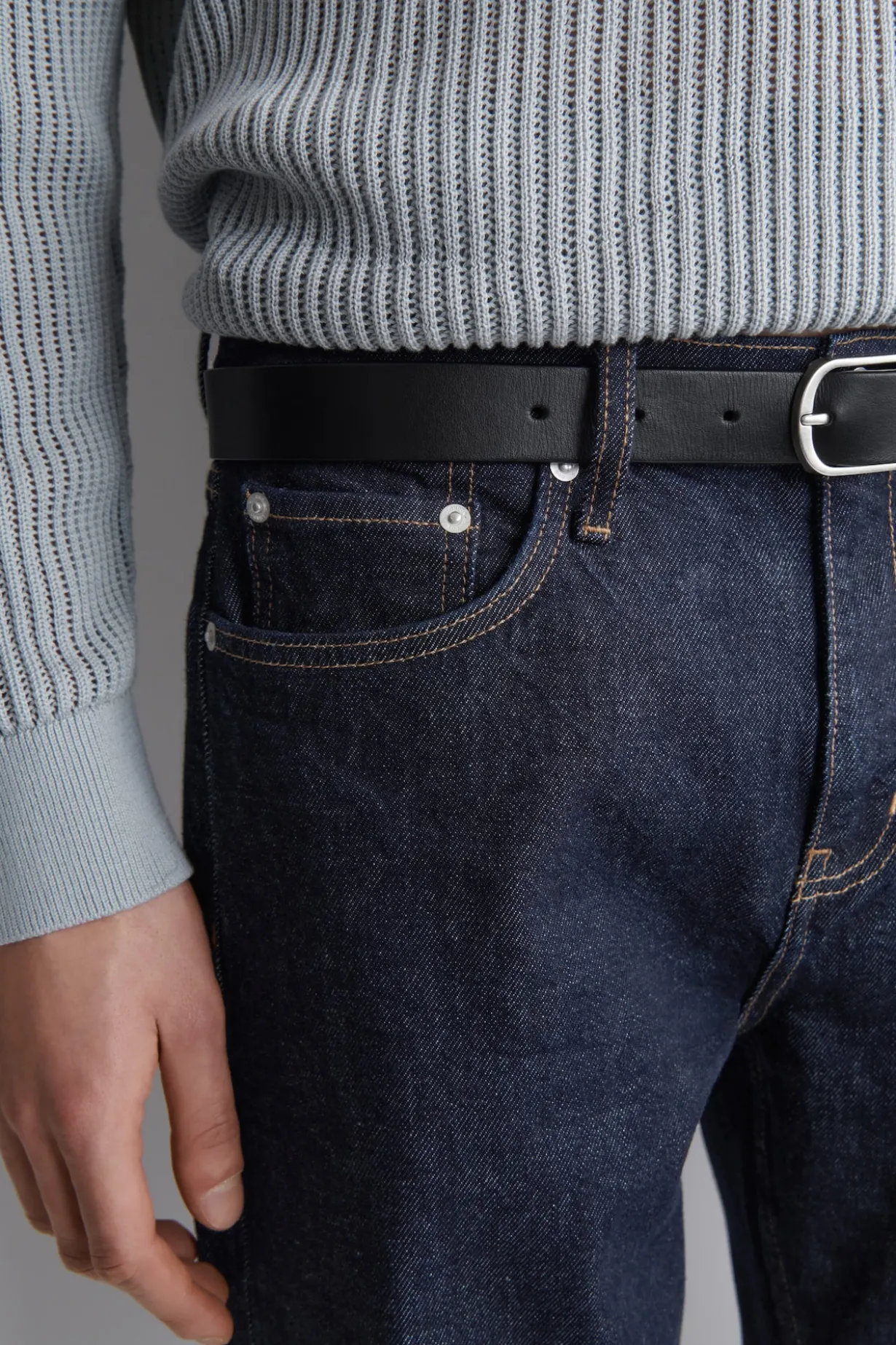 JEANS MIT SCHMALER PASSFORM UND GERADEM BEIN