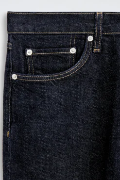 JEANS MIT SCHMALER PASSFORM UND GERADEM BEIN