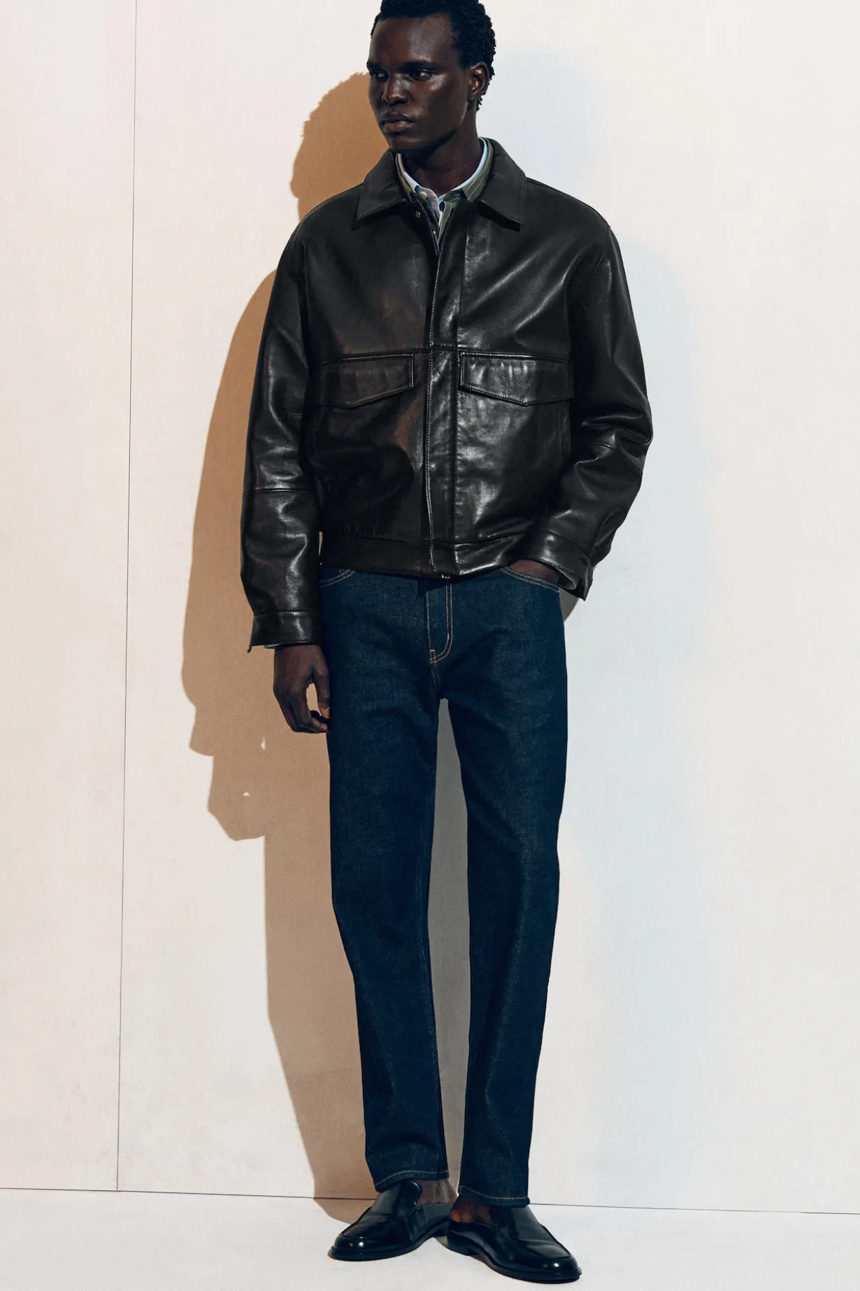 JEANS MIT SCHMALER PASSFORM UND GERADEM BEIN