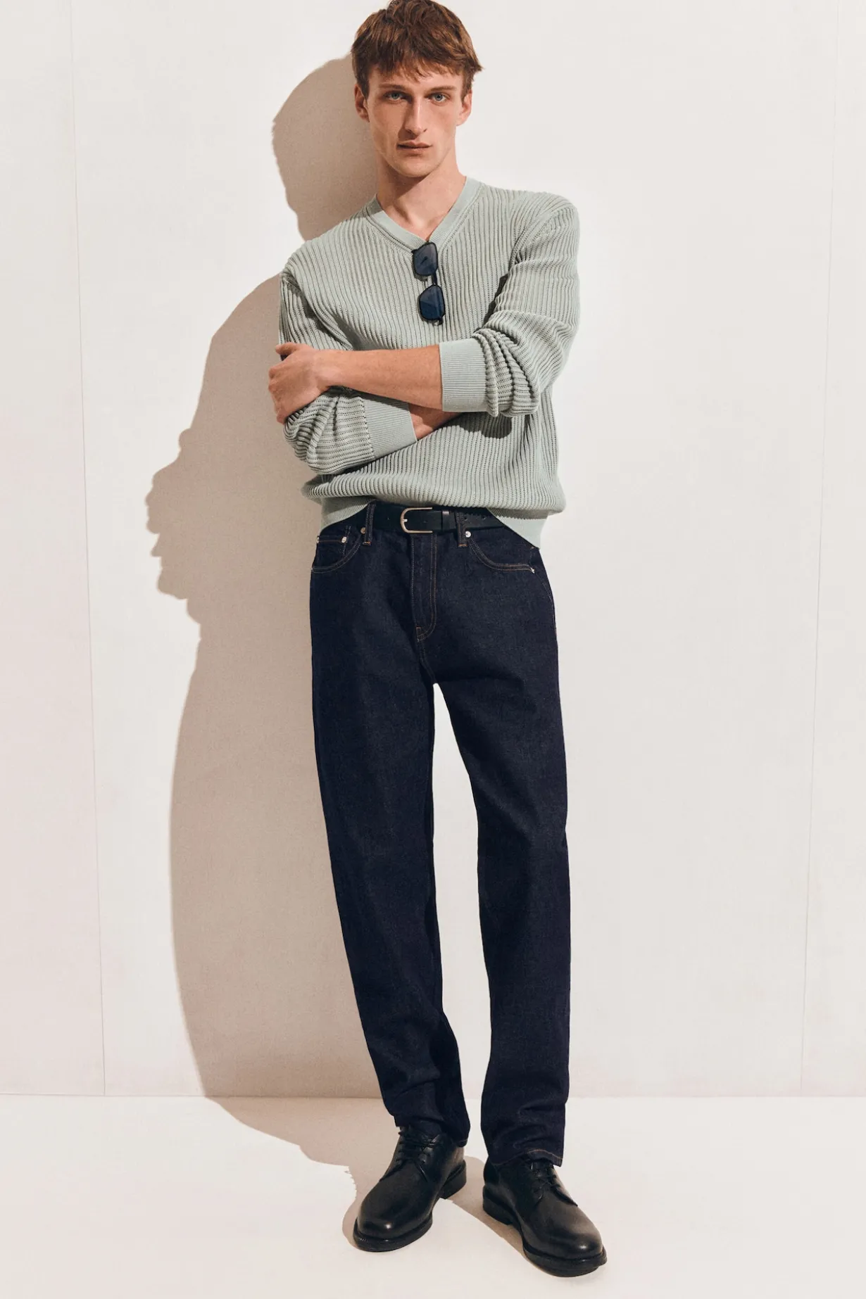 JEANS MIT SCHMALER PASSFORM UND GERADEM BEIN