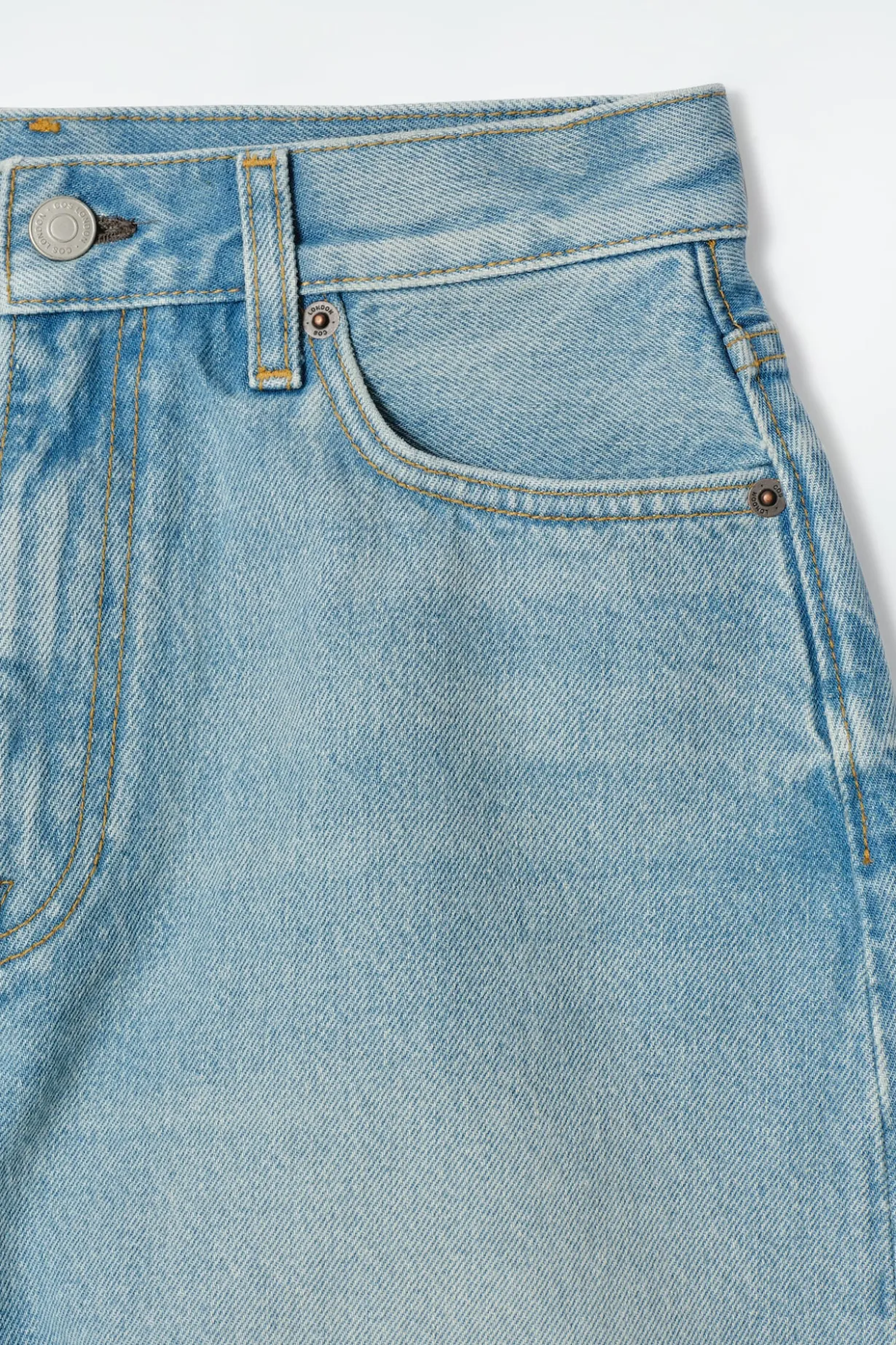 JEANSSHORTS MIT HOHEM BUND