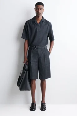 JEANSSHORTS MIT WEITEM BEIN UND GÜRTEL