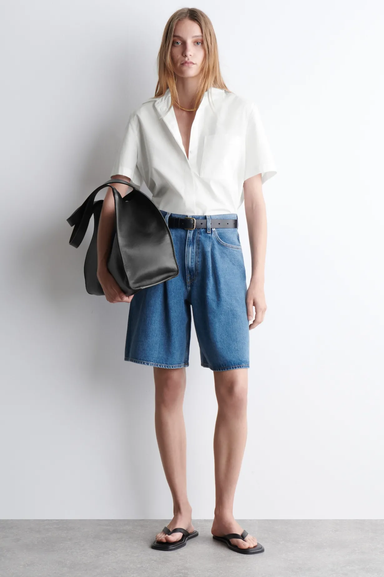 JEANSSHORTS MIT WEITEM BEIN