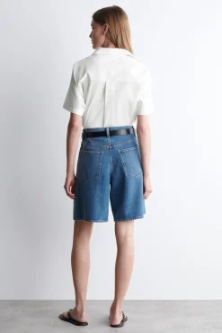 JEANSSHORTS MIT WEITEM BEIN