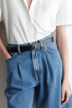 JEANSSHORTS MIT WEITEM BEIN