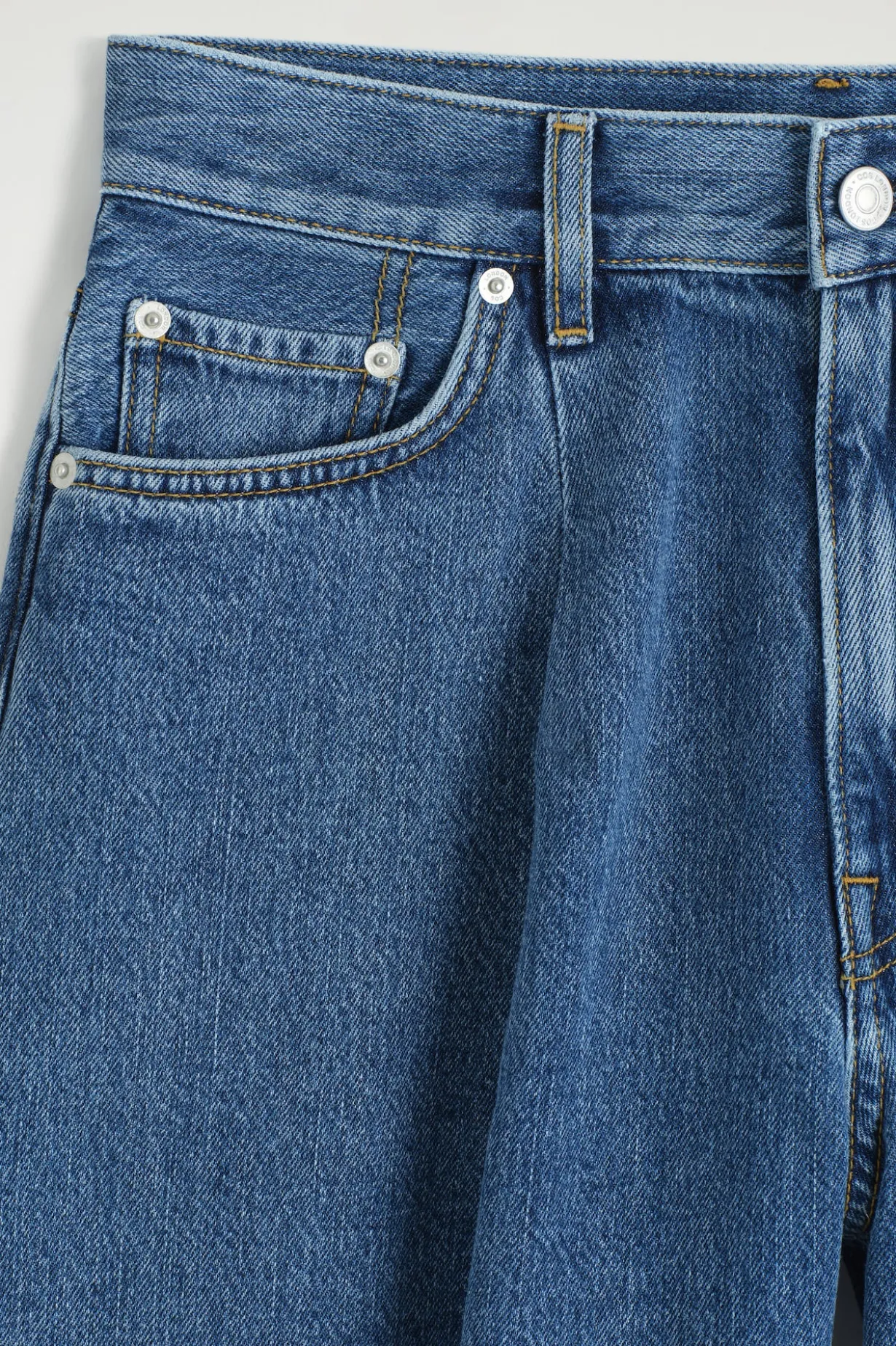 JEANSSHORTS MIT WEITEM BEIN