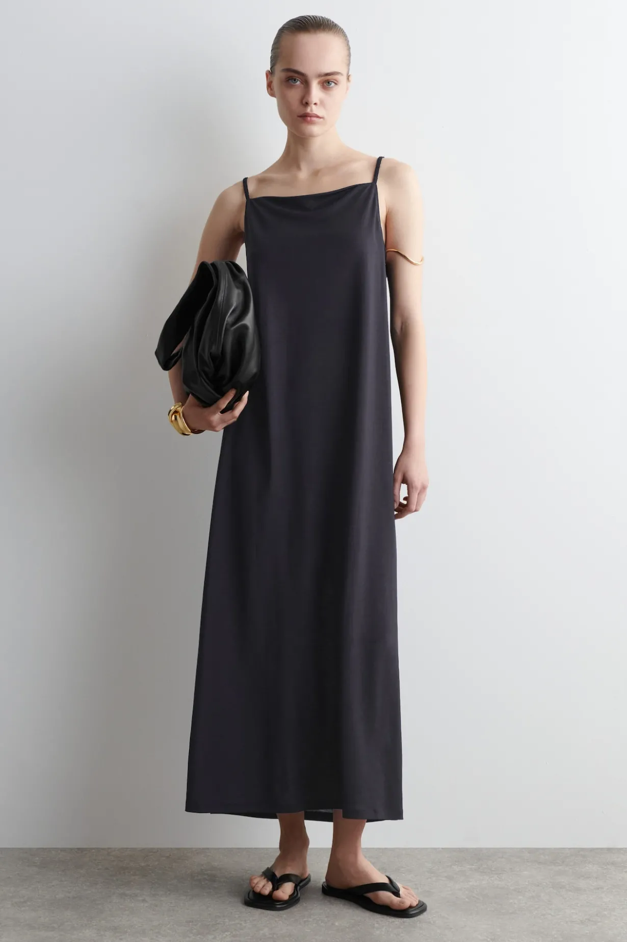 JERSEYKLEID MIT TRÄGERN UND KARREE-AUSSCHNITT