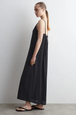 JERSEYKLEID MIT TRÄGERN UND KARREE-AUSSCHNITT