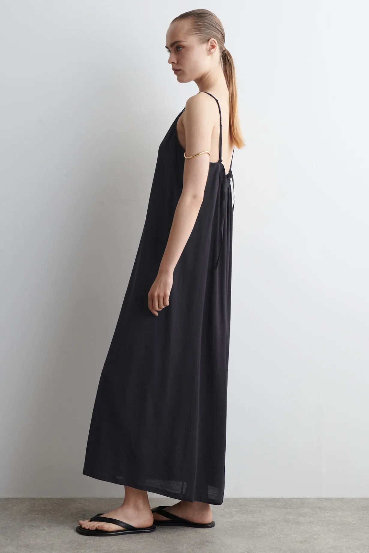JERSEYKLEID MIT TRÄGERN UND KARREE-AUSSCHNITT