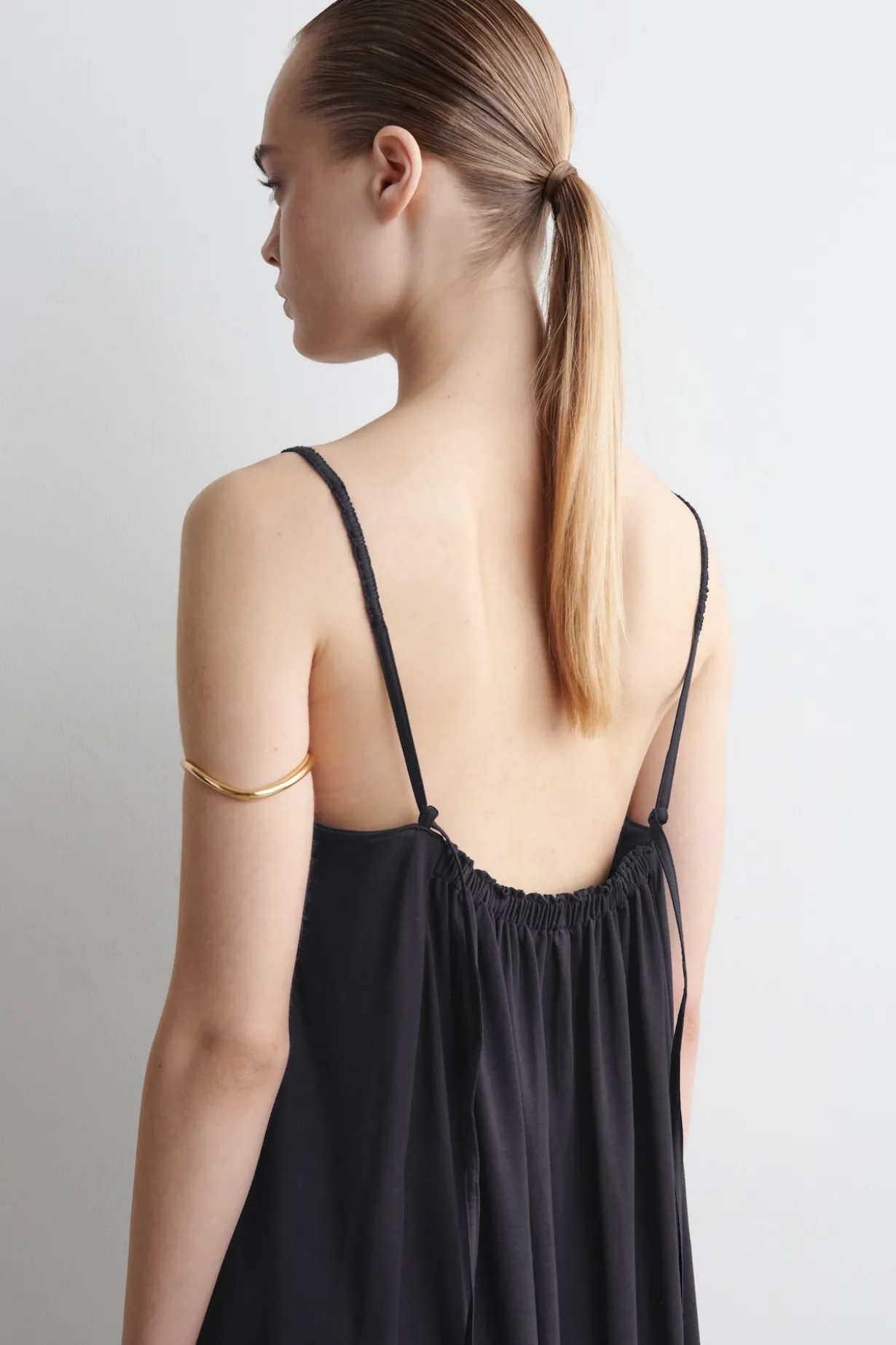 JERSEYKLEID MIT TRÄGERN UND KARREE-AUSSCHNITT