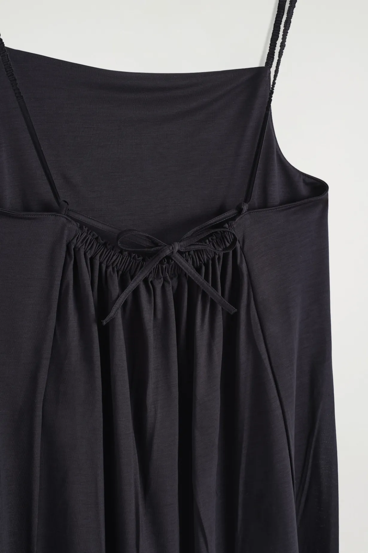JERSEYKLEID MIT TRÄGERN UND KARREE-AUSSCHNITT