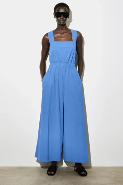 JUMPSUIT AUS SEERSUCKER MIT WEITEM BEIN