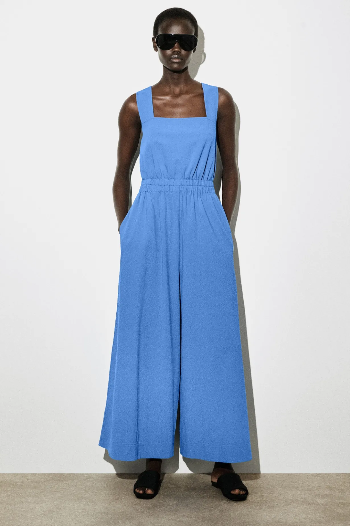JUMPSUIT AUS SEERSUCKER MIT WEITEM BEIN