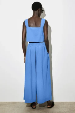 JUMPSUIT AUS SEERSUCKER MIT WEITEM BEIN