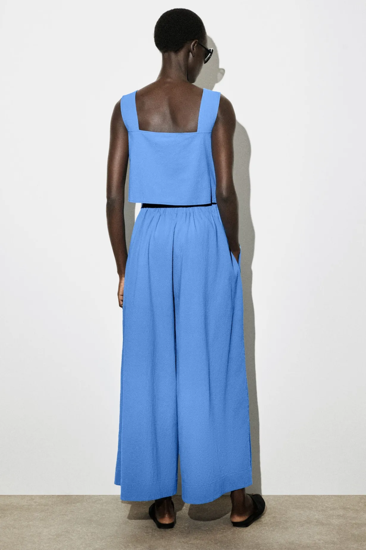 JUMPSUIT AUS SEERSUCKER MIT WEITEM BEIN