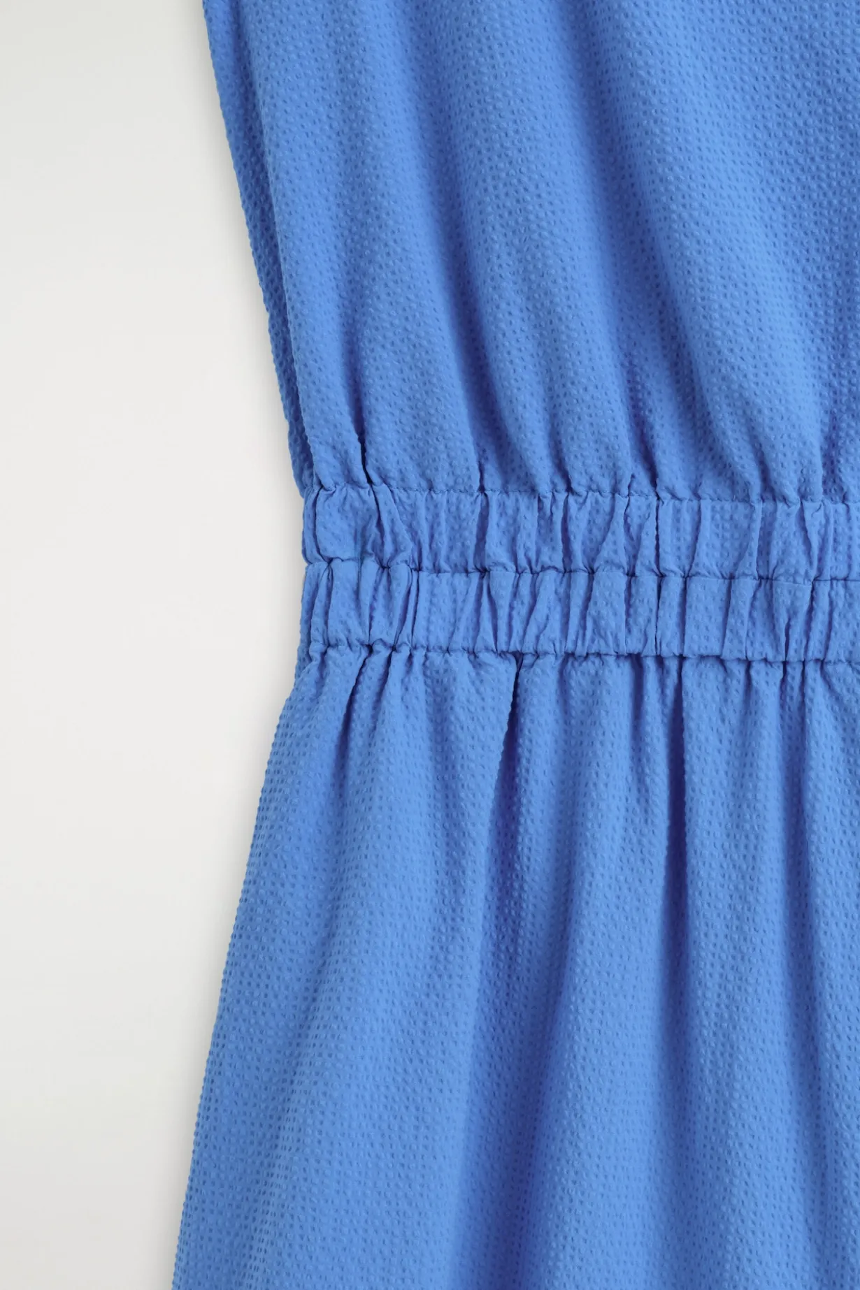 JUMPSUIT AUS SEERSUCKER MIT WEITEM BEIN