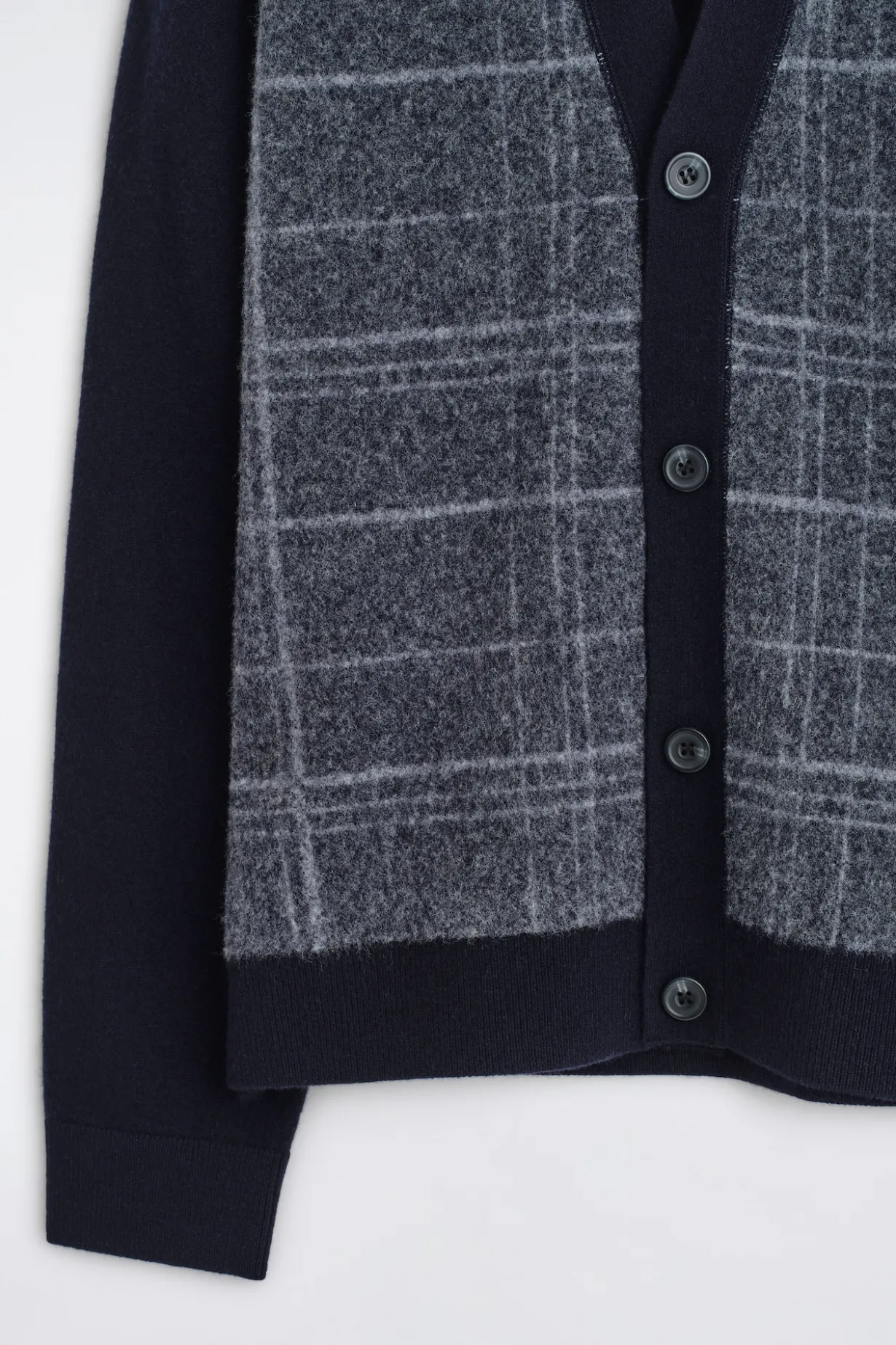 KARIERTE STRICKJACKE AUS WOLLE MIT V-AUSSCHNITT