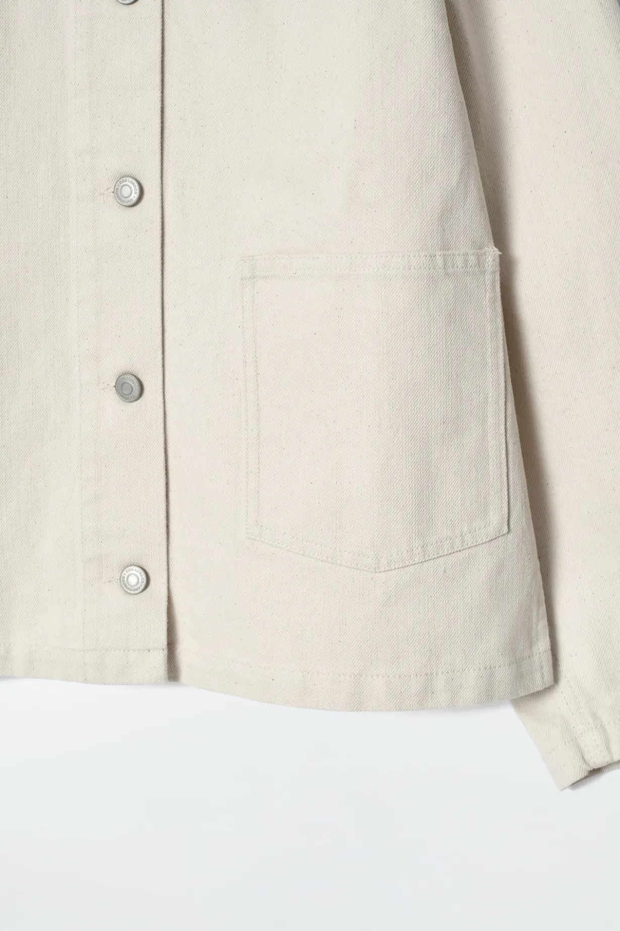 KASTENFÖRMIGE JEANSJACKE