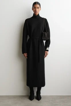 KLEID AUS KOCHWOLLE MIT STEHKRAGEN