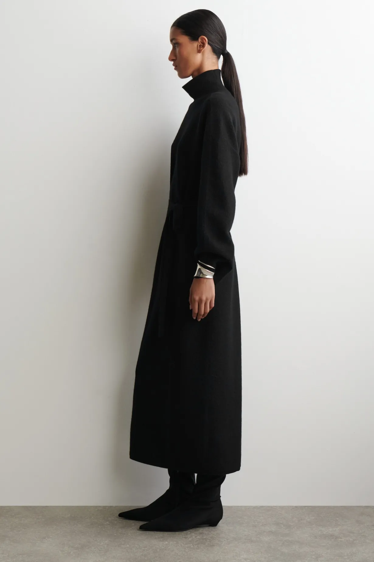 KLEID AUS KOCHWOLLE MIT STEHKRAGEN