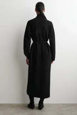 KLEID AUS KOCHWOLLE MIT STEHKRAGEN