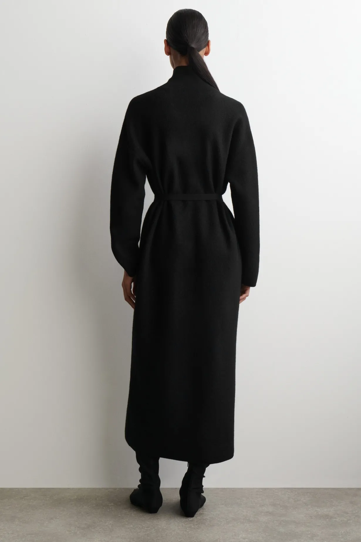KLEID AUS KOCHWOLLE MIT STEHKRAGEN