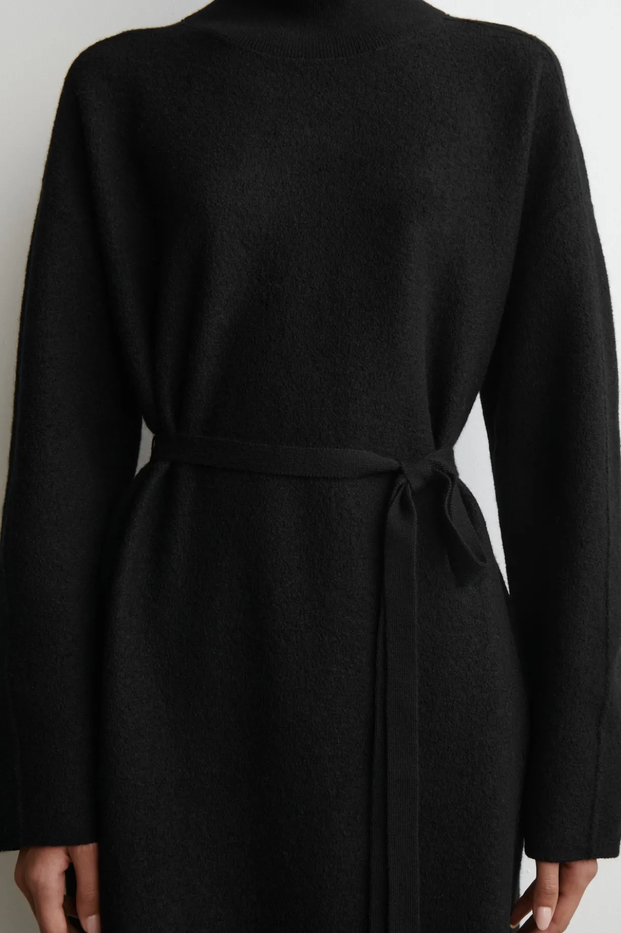 KLEID AUS KOCHWOLLE MIT STEHKRAGEN