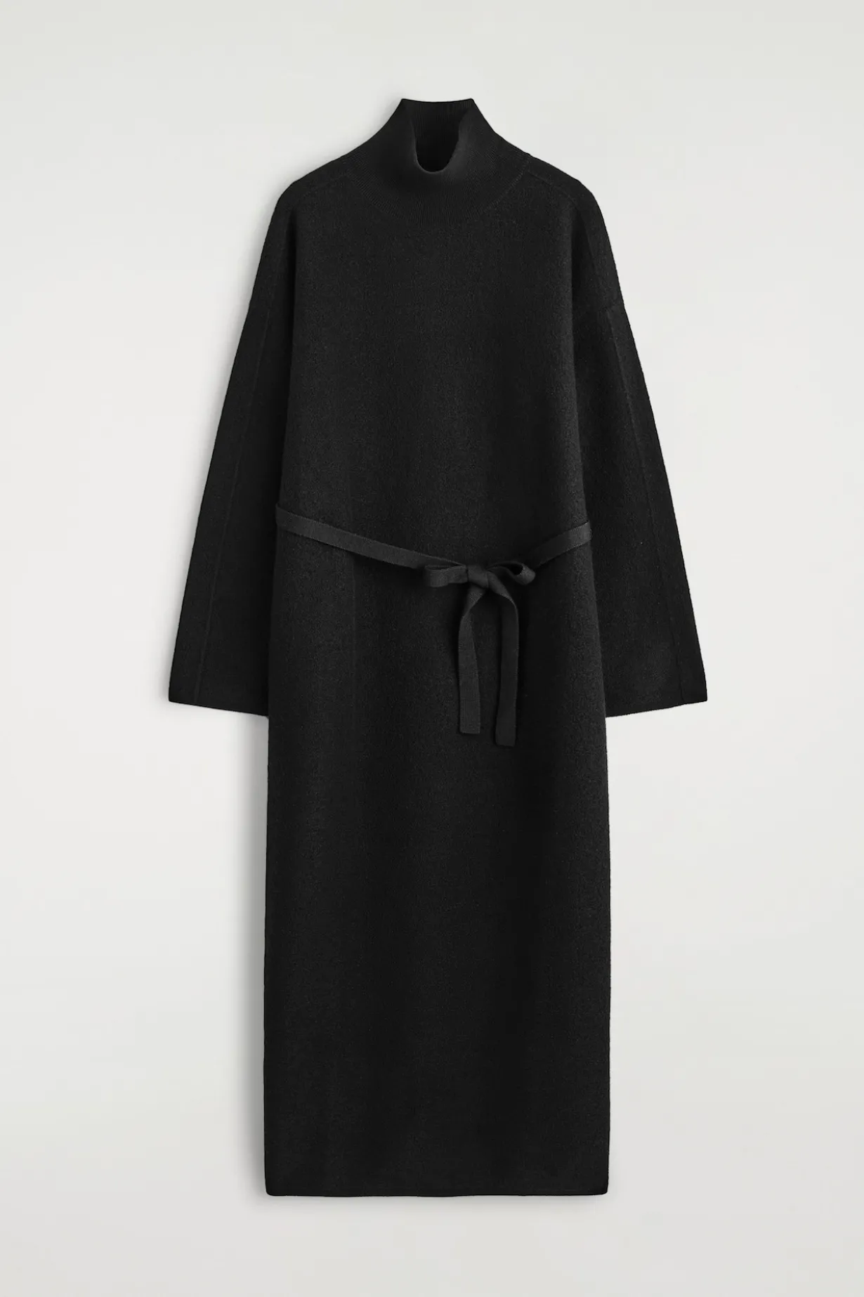 KLEID AUS KOCHWOLLE MIT STEHKRAGEN