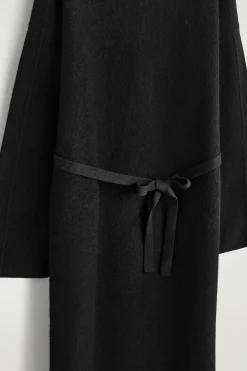 KLEID AUS KOCHWOLLE MIT STEHKRAGEN
