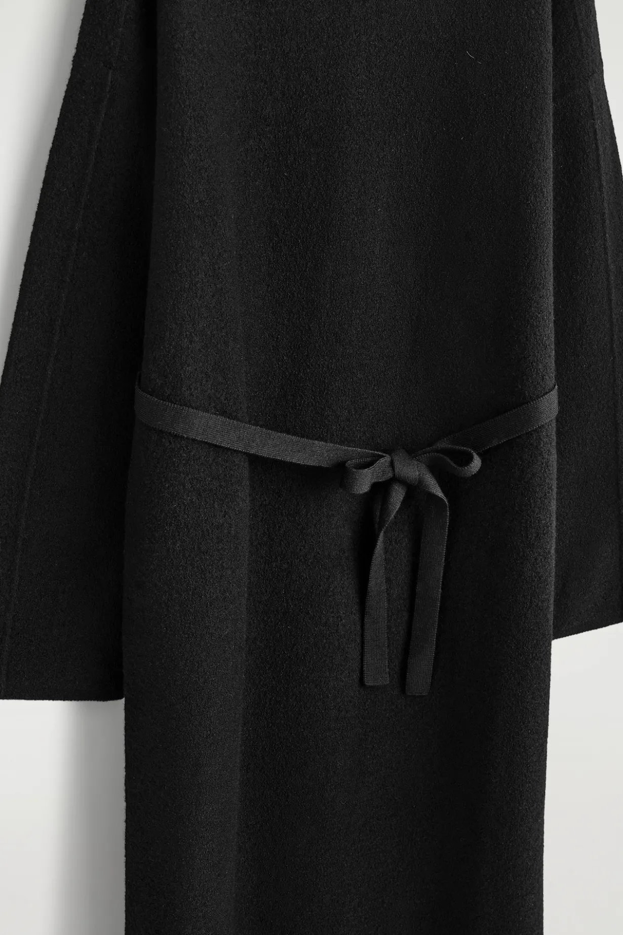 KLEID AUS KOCHWOLLE MIT STEHKRAGEN