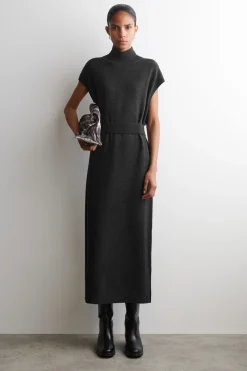 KLEID AUS MERINOWOLLE MIT KRAGEN UND GÜRTELDETAIL
