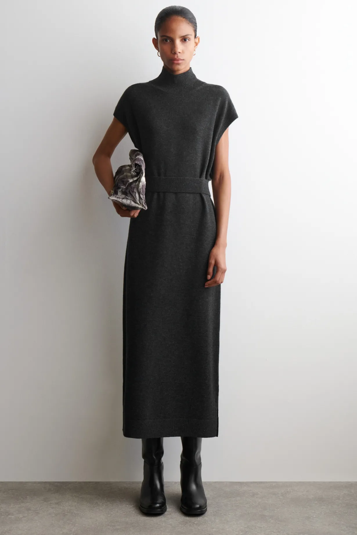 KLEID AUS MERINOWOLLE MIT KRAGEN UND GÜRTELDETAIL