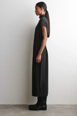 KLEID AUS MERINOWOLLE MIT KRAGEN UND GÜRTELDETAIL