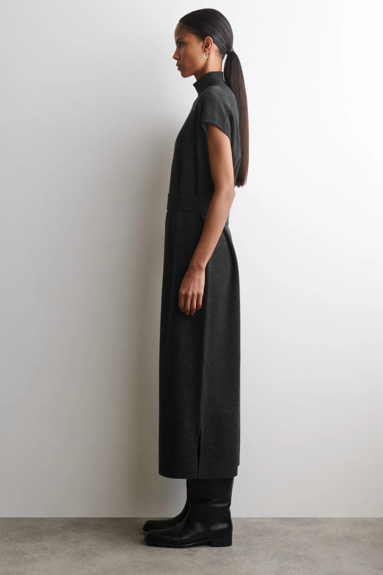 KLEID AUS MERINOWOLLE MIT KRAGEN UND GÜRTELDETAIL