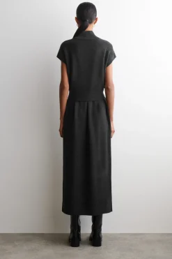 KLEID AUS MERINOWOLLE MIT KRAGEN UND GÜRTELDETAIL