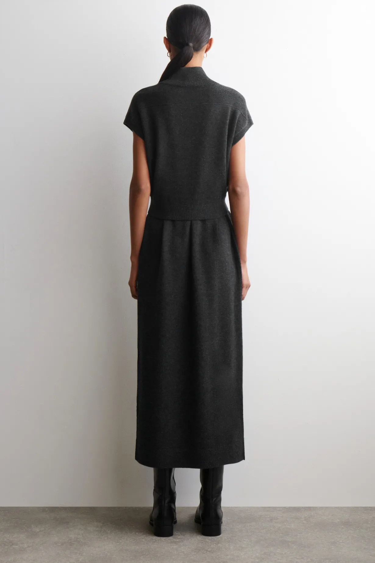 KLEID AUS MERINOWOLLE MIT KRAGEN UND GÜRTELDETAIL