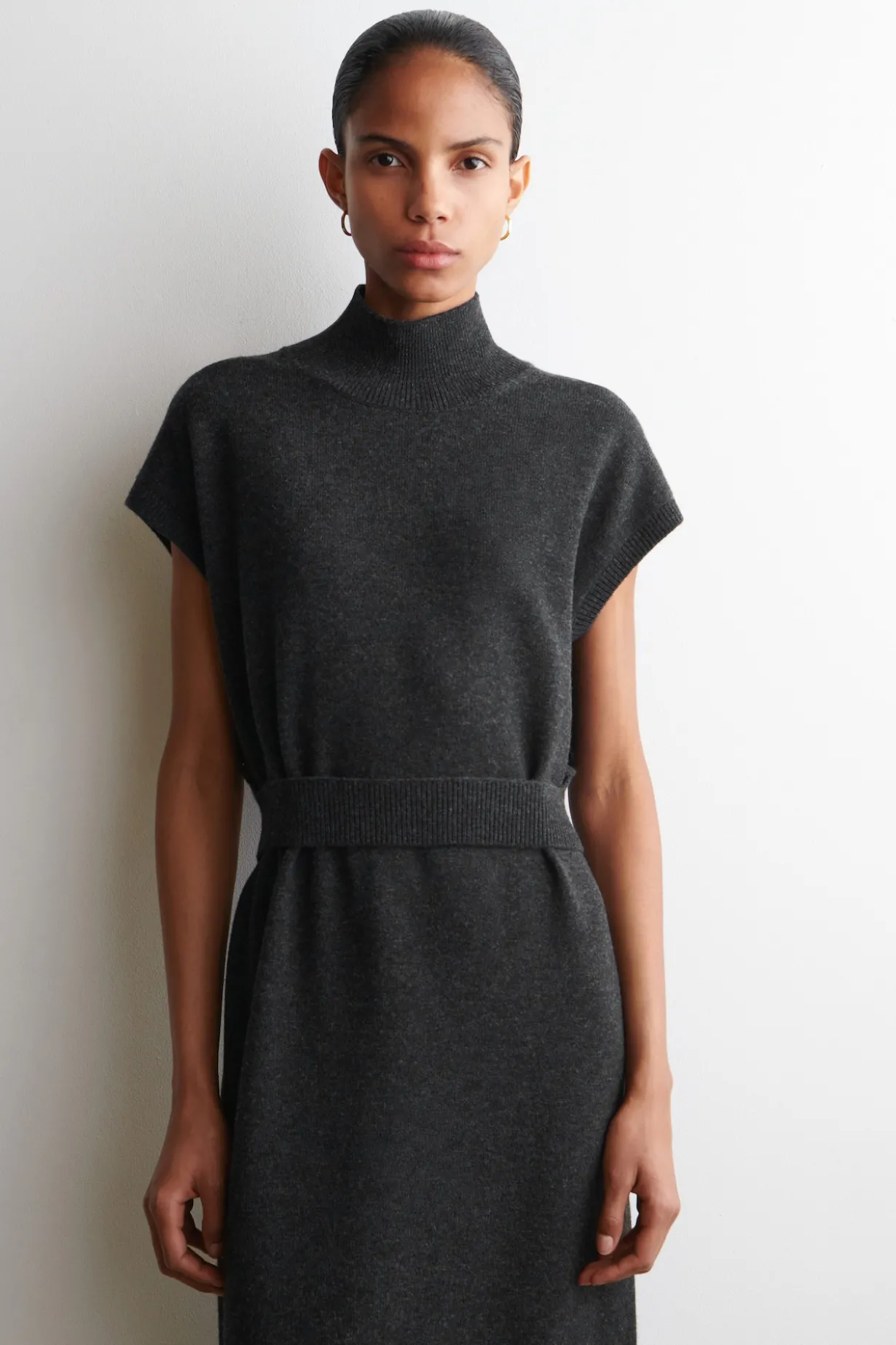 KLEID AUS MERINOWOLLE MIT KRAGEN UND GÜRTELDETAIL