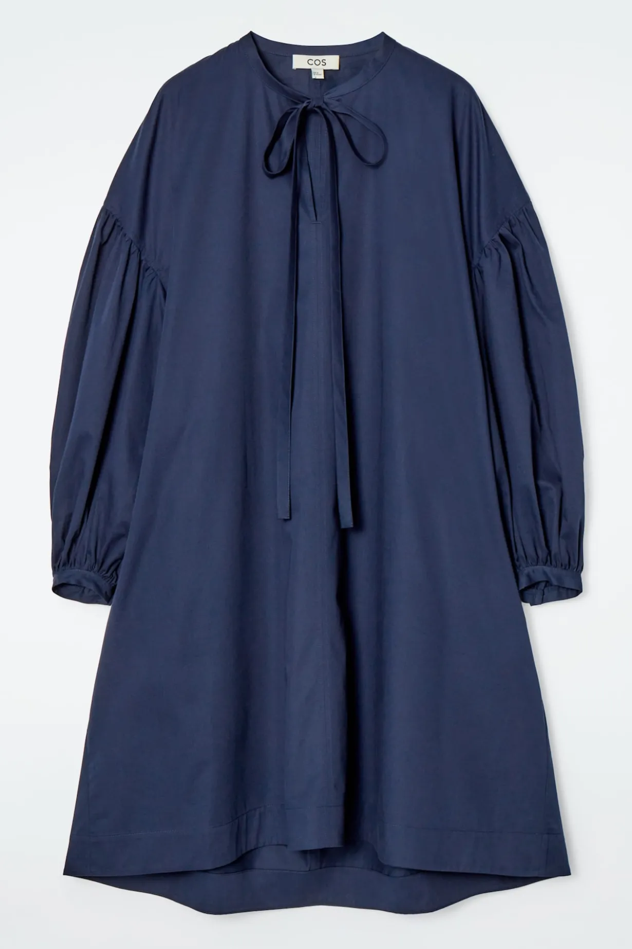 KLEID MIT RAFFUNG UND BINDEDETAILS